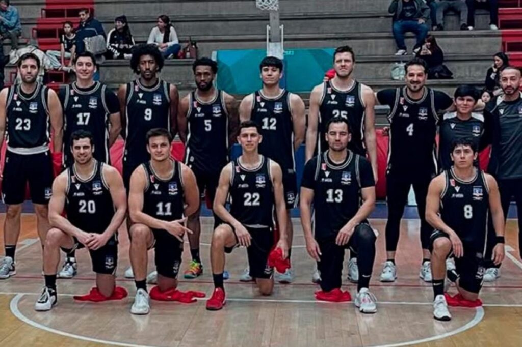 Jugadores de Colo-Colo Básquetbol con camiseta negra.