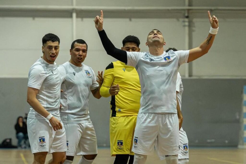 Colo-Colo Futsal celebrando un gol vs O'Higgins antes de disputar la Copa Libertadores.