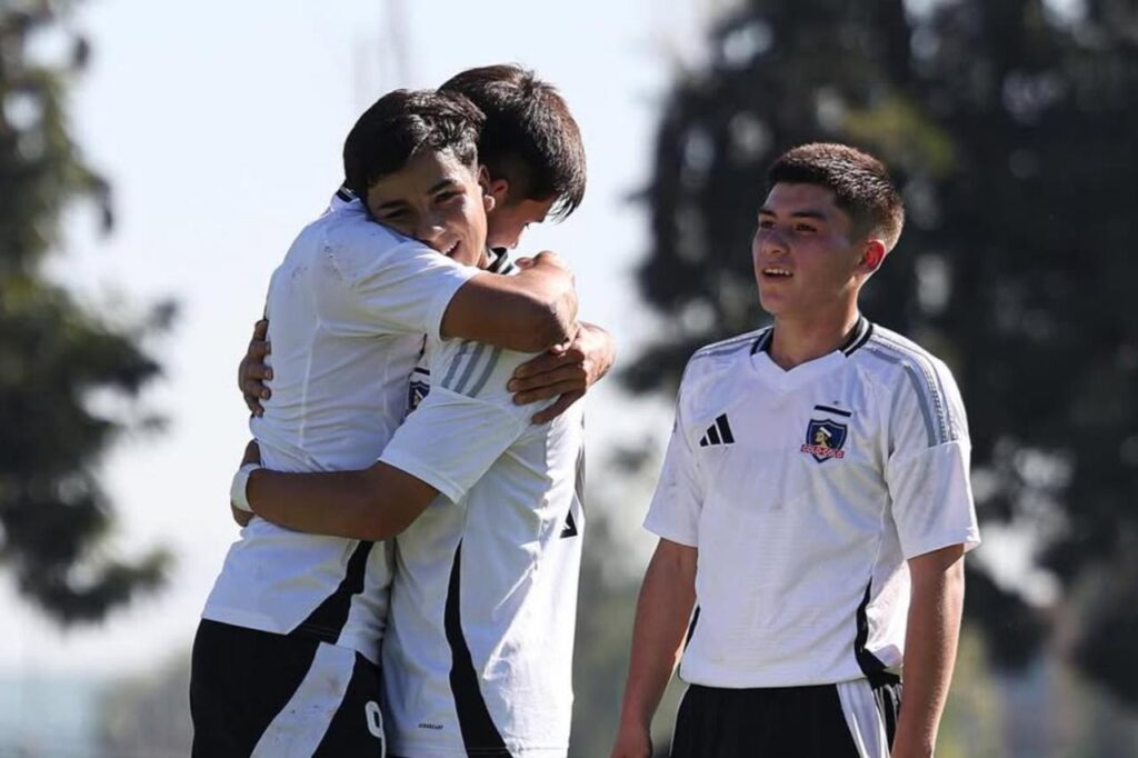 Jugadores de Colo-Colo Sub-15 celebrando un gol contra Cobreloa, en su último partido antes de viajar a Brasil.