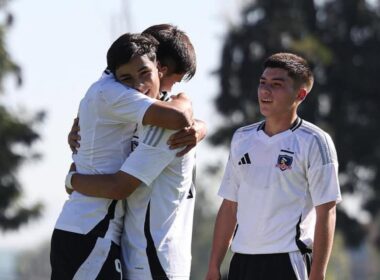 Jugadores de Colo-Colo Sub-15 celebrando un gol contra Cobreloa, en su último partido antes de viajar a Brasil.