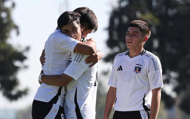 Jugadores de Colo-Colo Sub-15 celebrando un gol contra Cobreloa, en su último partido antes de viajar a Brasil.