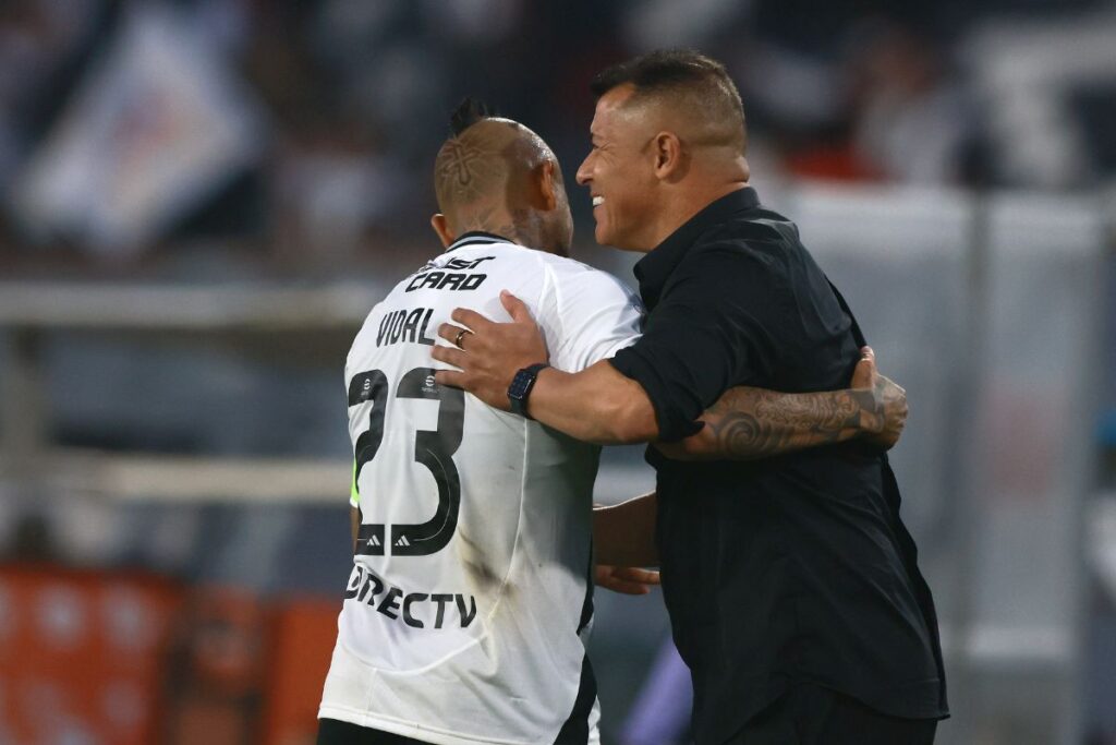 A pesar de lo señalado por la dirigencia de Blanco y Negro, el plantel albo se cuadró con el actual entrenador.