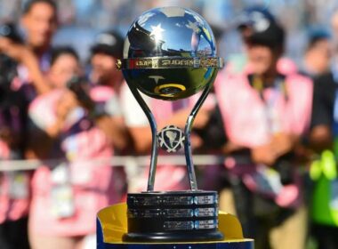 Trofeo de la Copa Sudamericana.