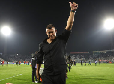 Jorge Almirón con el brazo en alto antes de abandonar la cancha principal del Estadio Monumental.
