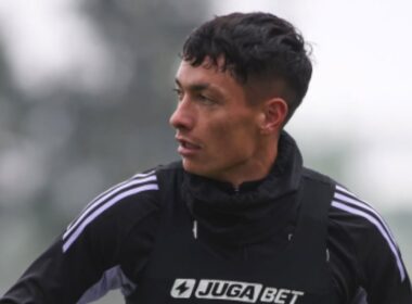 Cristián Zavala con camiseta de Colo-Colo durante un entrenamiento.