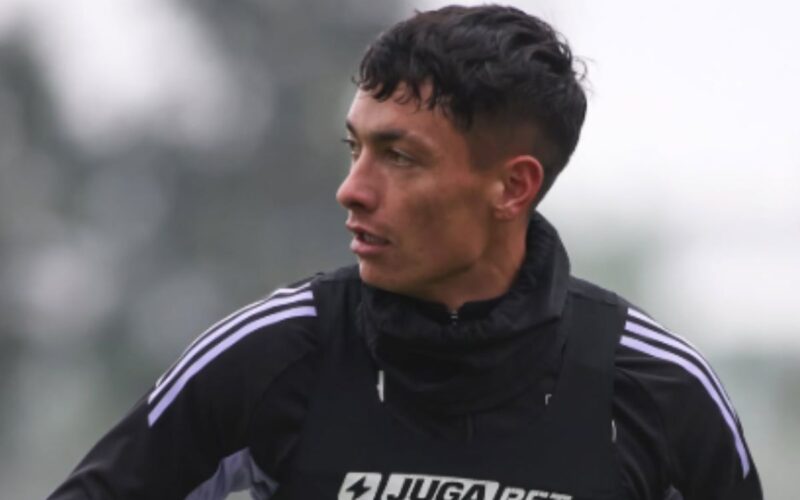 Cristián Zavala con camiseta de Colo-Colo durante un entrenamiento.