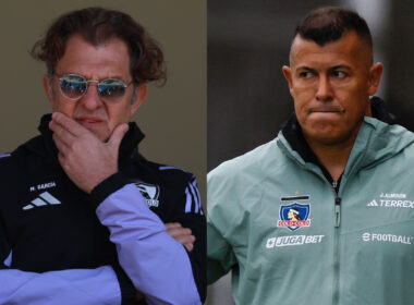 Primer plano de Aníbal Mosa y Jorge Almirón vistiendo indumentaria de Colo-Colo.