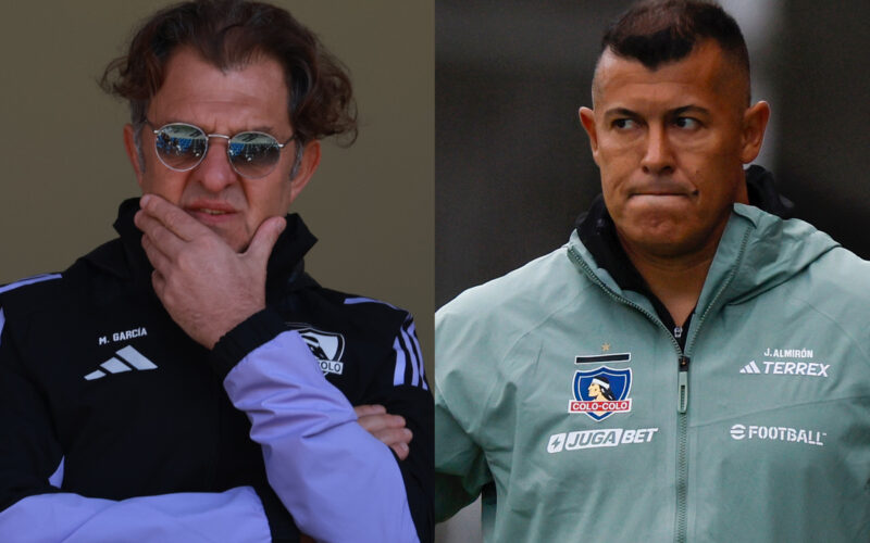Primer plano de Aníbal Mosa y Jorge Almirón vistiendo indumentaria de Colo-Colo.