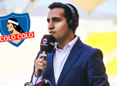 Primer plano de Daniel Arrieta informando junto al escudo de Colo-Colo.
