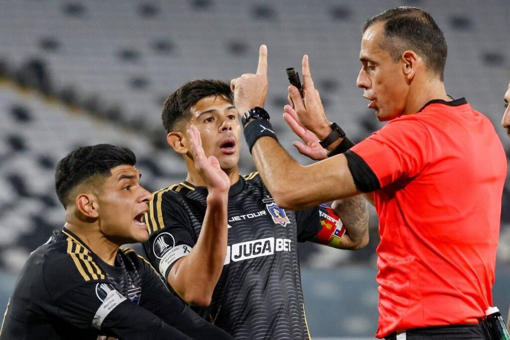 Jugadores de Colo-Colo en el duelo frente a Racing