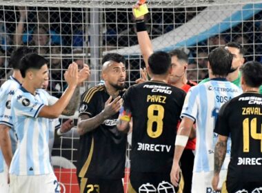 Expulsión Arturo Vidal recibe cánticos de hinchas