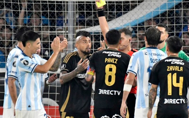 Expulsión Arturo Vidal recibe cánticos de hinchas