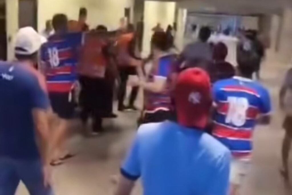Hinchas de Colo-Colo expulsados del Arena Castelao.