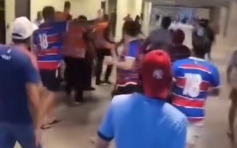 Hinchas de Colo-Colo expulsados del Arena Castelao.