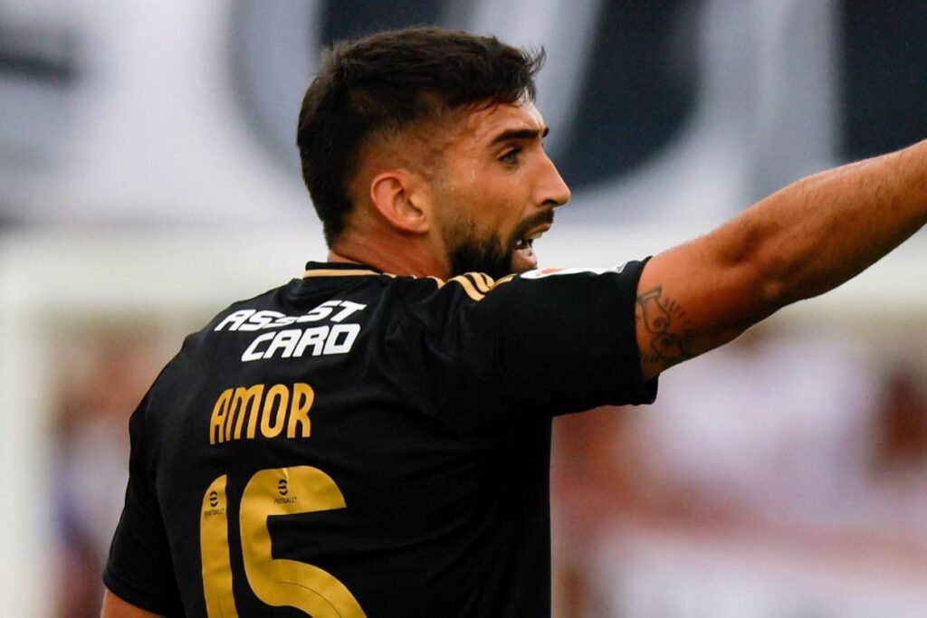 Emiliano Amor con la camiseta negra de Colo-Colo.
