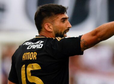 Emiliano Amor con la camiseta negra de Colo-Colo.