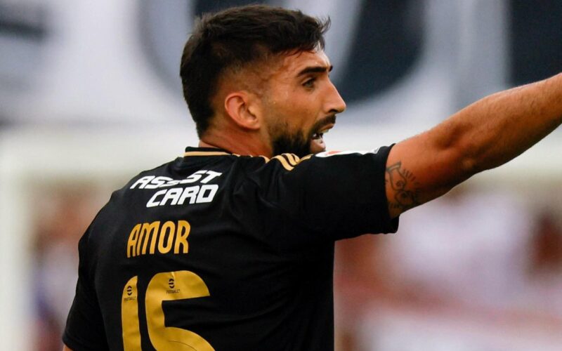 Emiliano Amor con la camiseta negra de Colo-Colo.