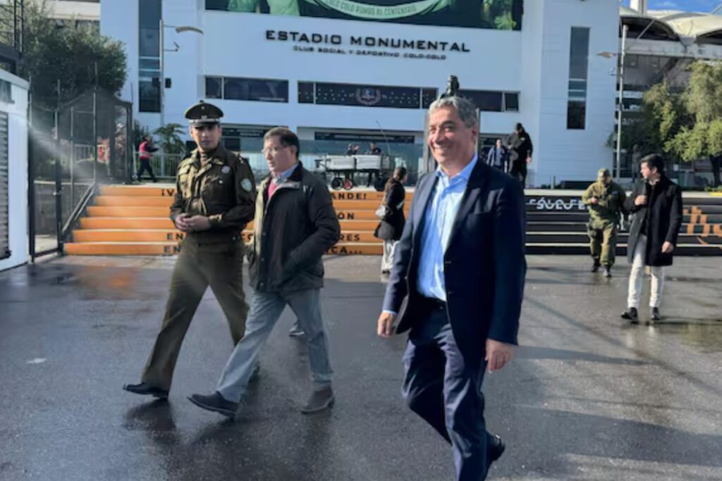 El Delegado Presidencial, Gonzalo Durán, junto al personero de la Conmebol en el partido de Colo-Colo vs Ñublense. Créditos: Radio ADN