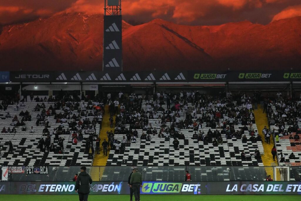 Postal del Estadio Monumental en el partido entre Colo-Colo y Ñublense.