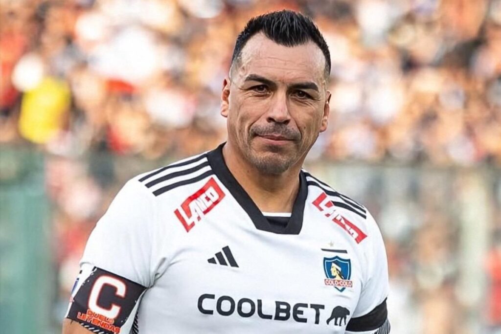 Esteban Paredes con la camiseta de Colo-Colo.