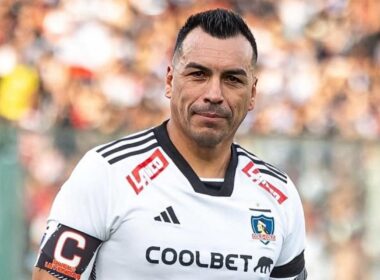 Esteban Paredes con la camiseta de Colo-Colo.