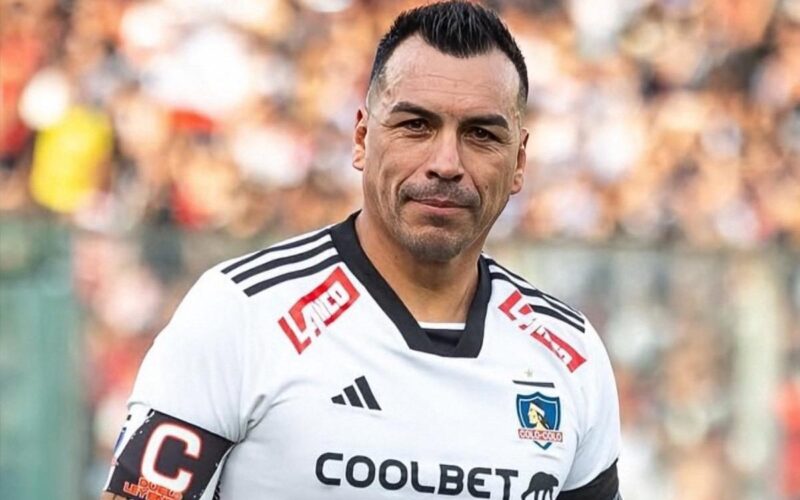 Esteban Paredes con la camiseta de Colo-Colo.