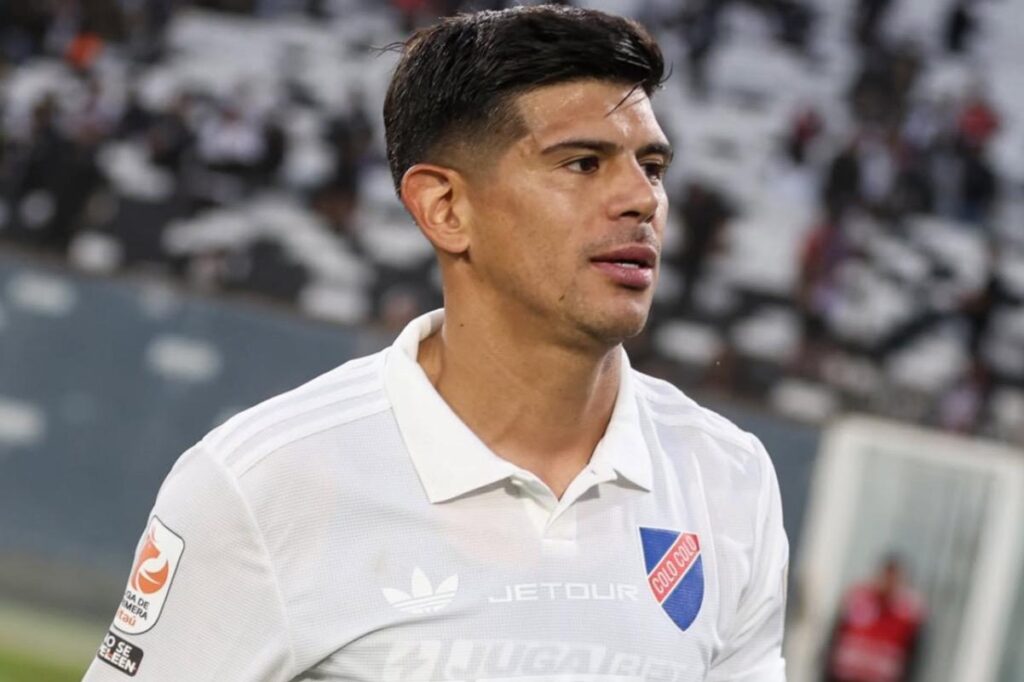 Primer plano a Esteban Pavez con la camiseta conmemorativa de Colo-Colo en el Estadio Monumental.