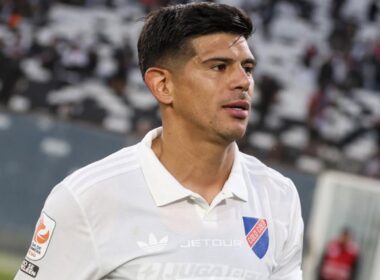 Primer plano a Esteban Pavez con la camiseta conmemorativa de Colo-Colo en el Estadio Monumental.