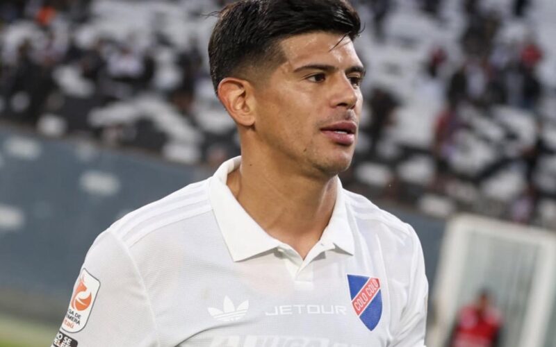Primer plano a Esteban Pavez con la camiseta conmemorativa de Colo-Colo en el Estadio Monumental.