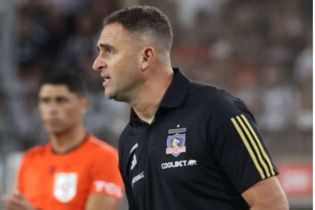El  miembro del cuerpo técnico de Colo-Colo fue expulsado directamente tras reclamar furiosamente luego de que se anulara el gol de Javier Correa en el primer tiempo. 