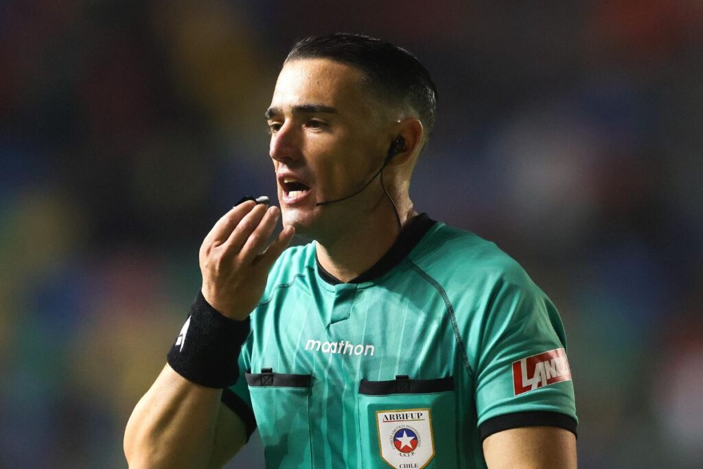 El juez del partido entregó un duro informe ante Colo-Colo, y desde la ANFP confirmaron medidas. 