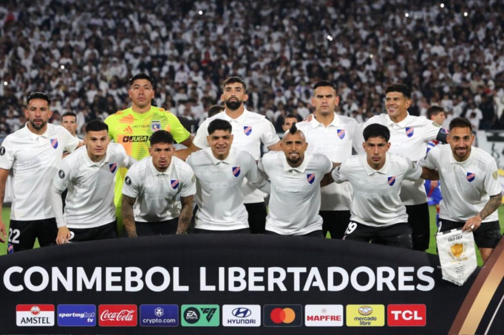 Formación de Colo-Colo vs Fortaleza en el Estadio Monumental por Copa Libertadores.