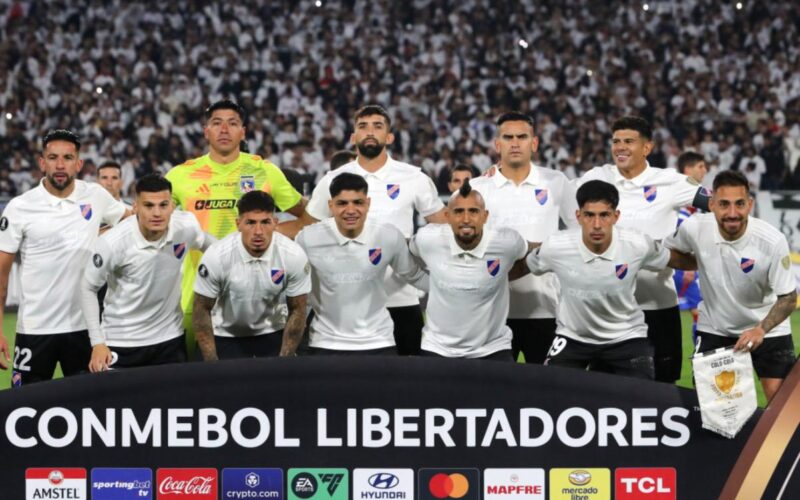 Formación de Colo-Colo vs Fortaleza en el Estadio Monumental por Copa Libertadores.