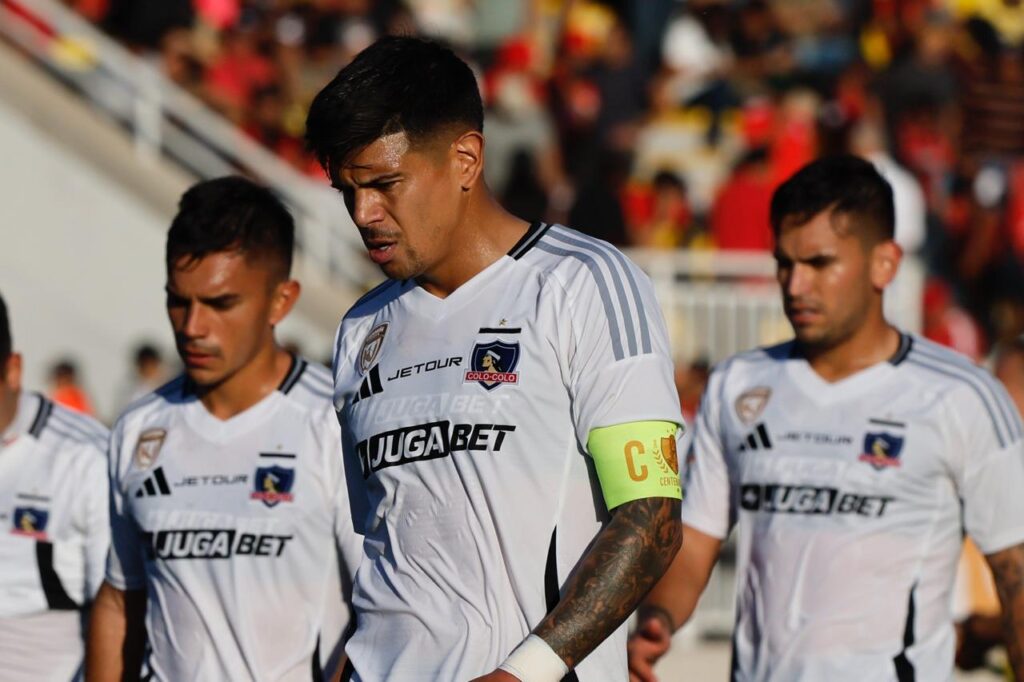 Jugadores de Colo-Colo lamentándose tras una derrota en la Liga de Primera.