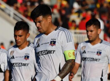 Jugadores de Colo-Colo lamentándose tras una derrota en la Liga de Primera.