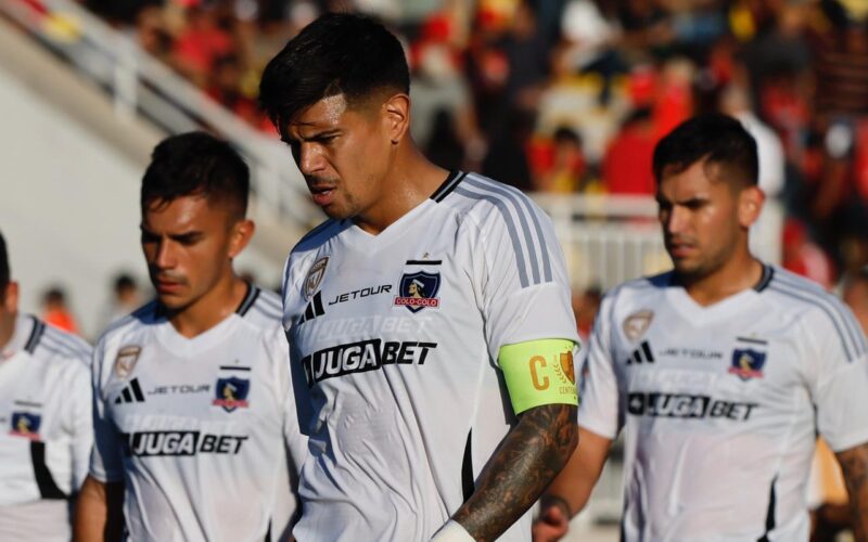 Jugadores de Colo-Colo lamentándose tras una derrota en la Liga de Primera.