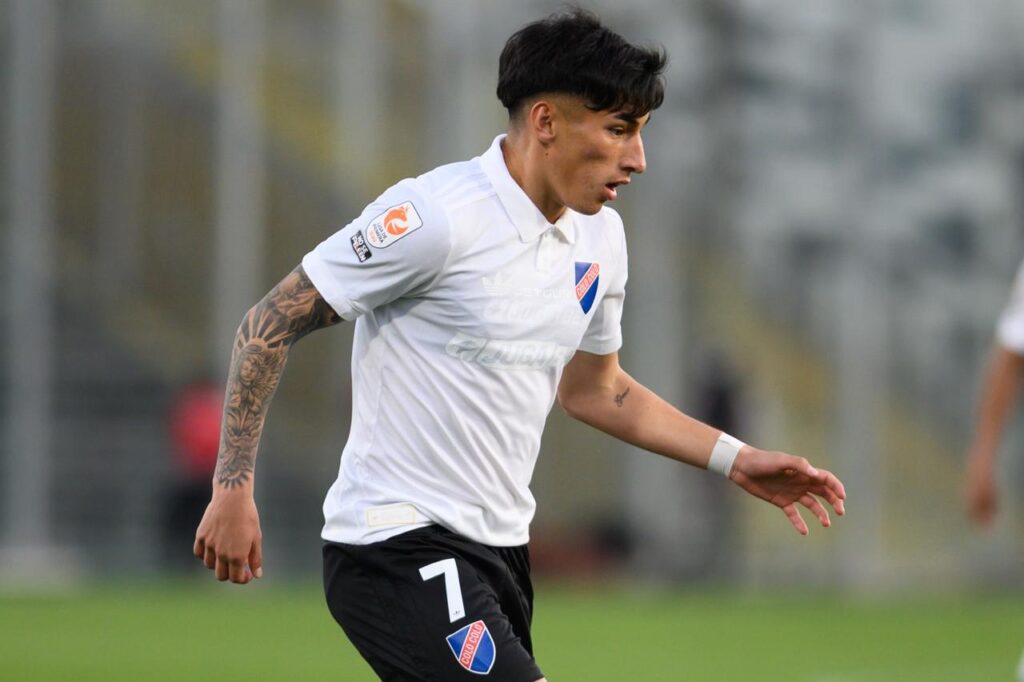 Francisco Marchant con la camiseta conmemorativa de Colo-Colo sumando minutos Sub-21 frente a Coquimbo Unido en el Estadio Monumental.