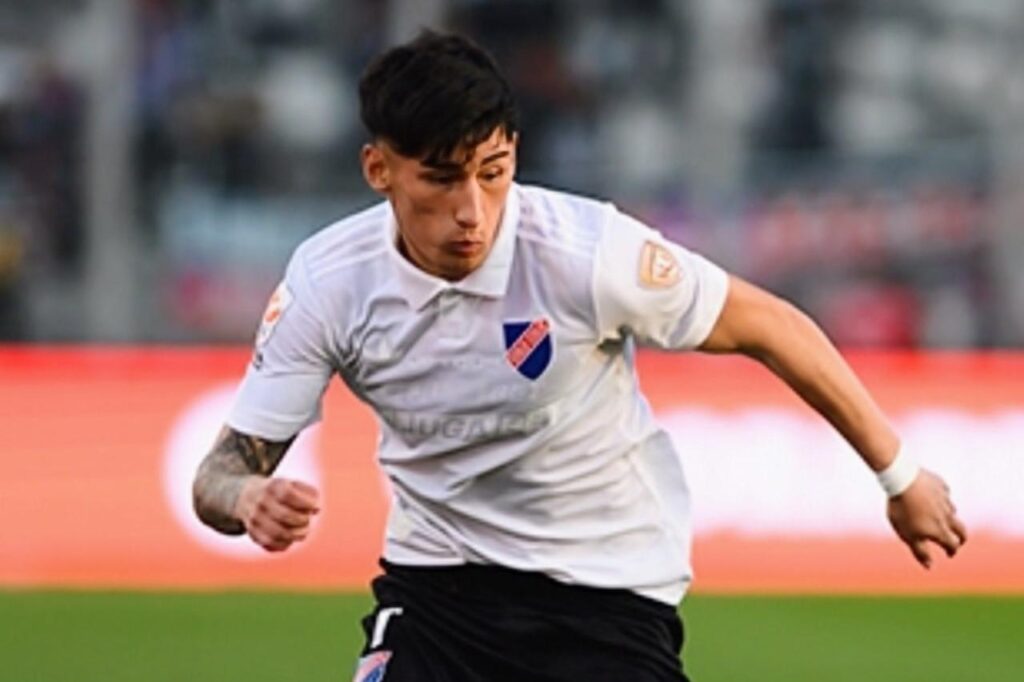 Francisco Marchant con la camiseta conmemorativa de Colo-Colo sumando minutos Sub-21 frente a Coquimbo Unido en el Estadio Monumental.