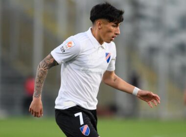 Francisco Marchant con la camiseta conmemorativa de Colo-Colo sumando minutos Sub-21 frente a Coquimbo Unido en el Estadio Monumental.