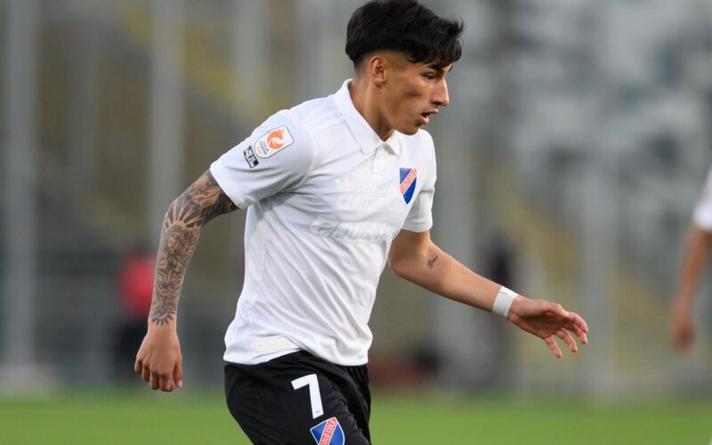 Francisco Marchant con la camiseta conmemorativa de Colo-Colo sumando minutos Sub-21 frente a Coquimbo Unido en el Estadio Monumental.