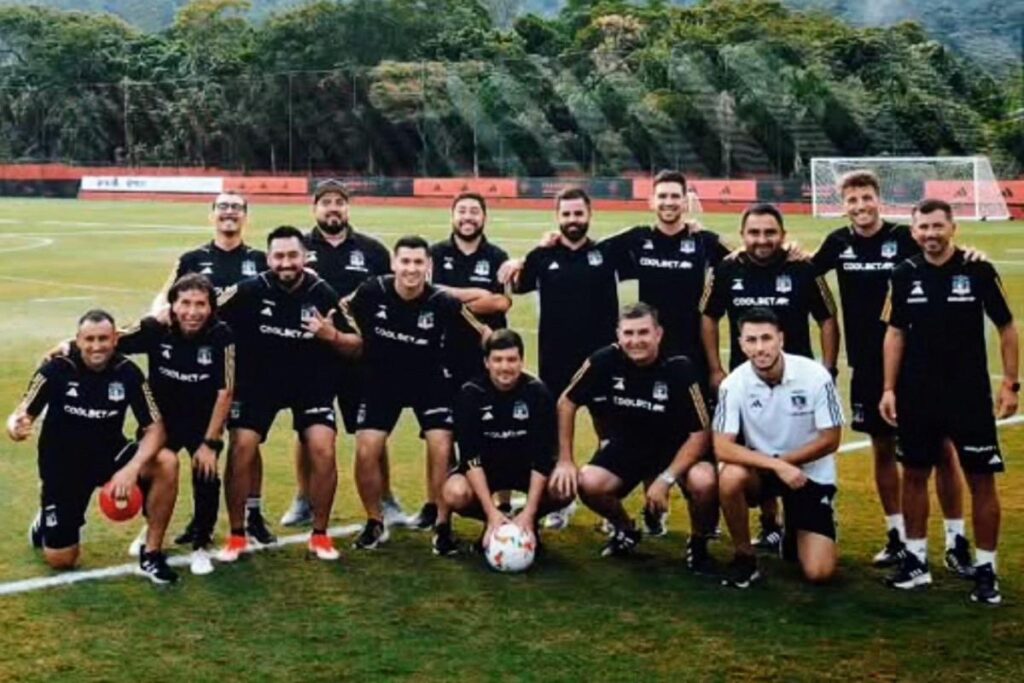 Funcionarios de Colo-Colo en una cancha de fútbol.