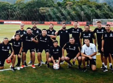 Funcionarios de Colo-Colo en una cancha de fútbol.