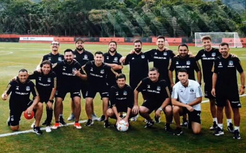 Funcionarios de Colo-Colo en una cancha de fútbol.