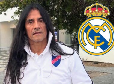 Gabriel Mendoza en el Estadio Monumental con indumentaria de Colo-Colo y el escudo del Real Madrid.