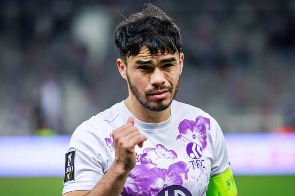 Gabriel Suazo saludando con la camiseta de Toulouse. Créditos: Hugo Segato.