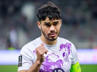 Gabriel Suazo saludando con la camiseta de Toulouse. Créditos: Hugo Segato.