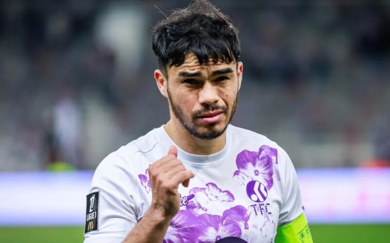 Gabriel Suazo saludando con la camiseta de Toulouse. Créditos: Hugo Segato.