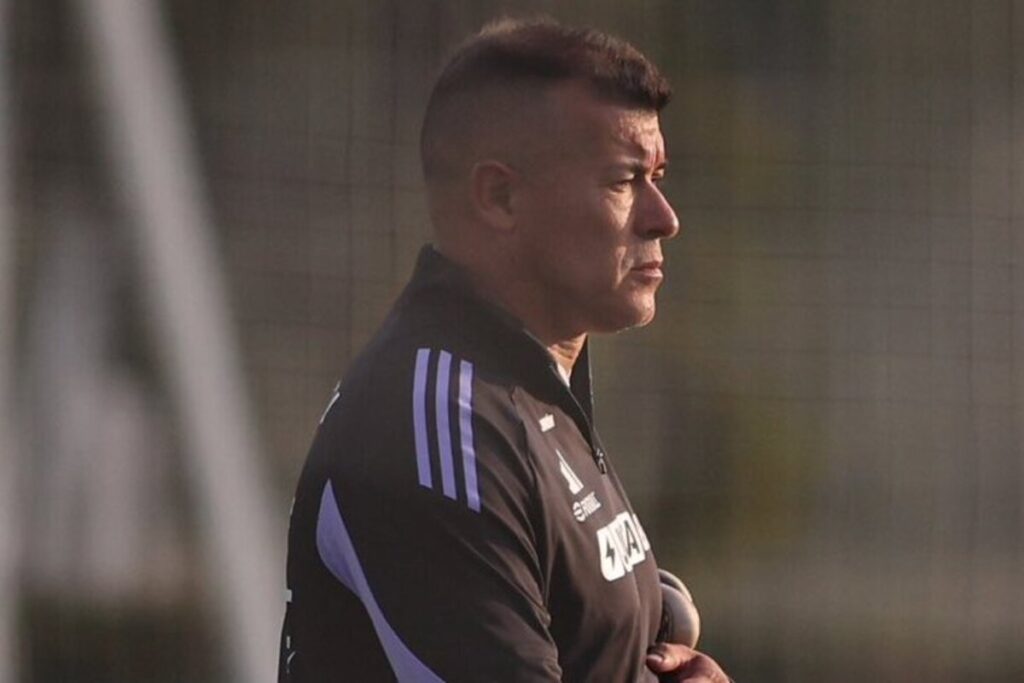 Primer plano de Jorge Almirón serio.
