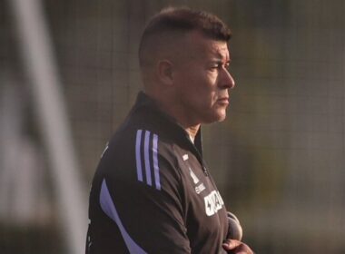 Primer plano de Jorge Almirón serio.