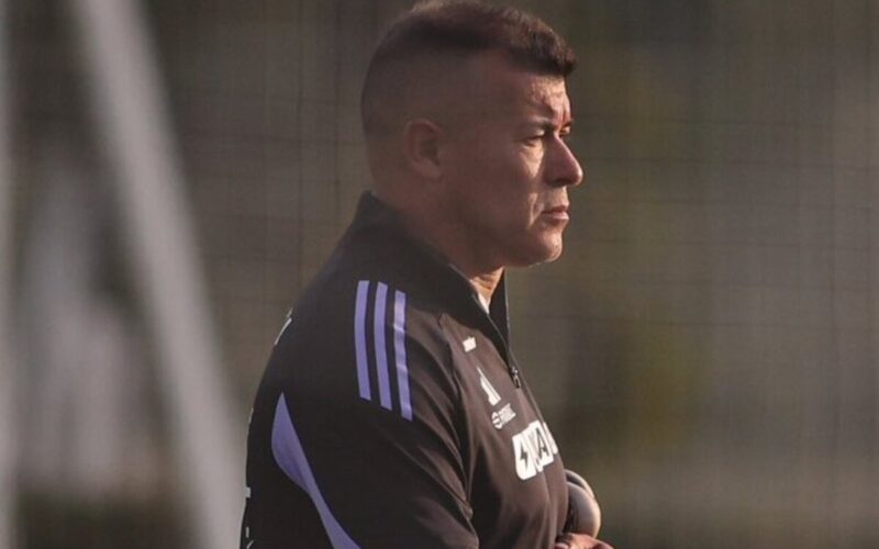 Primer plano de Jorge Almirón serio.